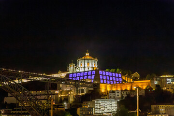 Fototapeta na wymiar Les quais de Ribeira à Porto de nuit 