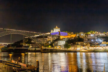 Les quais de Ribeira à Porto de nuit

