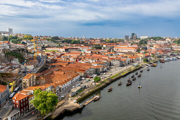 Fototapeta na wymiar Vue sur Porto Villa Nova de Gaia depuis le Pont Dom-Luís I 