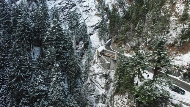 Drohnenaufnahme von der Viamalaschlucht in Graub&uuml;nden/Schweiz bei Schnee