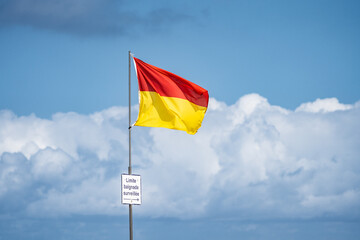 Drapeau limite de baignade à l'océan