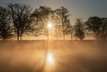 Mglisty, wiosenny poranek nad stawami, polska © Elżbieta Kaps