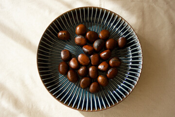 お皿に乗った複数の美味しそうな甘栗