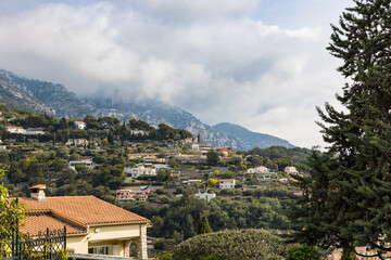 Fototapeta na wymiar Maisons à flanc de montagne à Beausoleil, sur les hauteurs de Monaco