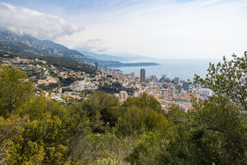 Fototapeta na wymiar Vue sur Monaco par un temps nuageux depuis le chemin de randonnée menant à La Turbie