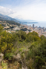 Fototapeta premium Vue sur Monaco par un temps nuageux depuis le chemin de randonnée menant à La Turbie