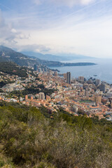 Fototapeta premium Vue sur Monaco par un temps nuageux depuis le chemin de randonnée menant à La Turbie