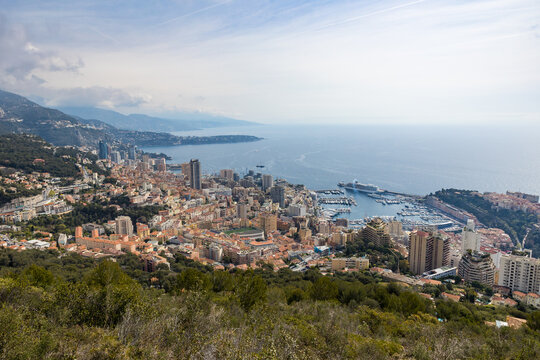 Vue sur Monaco par un temps nuageux depuis le chemin de randonn&eacute;e menant &agrave; La Turbie