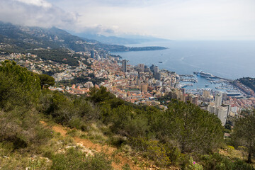Fototapeta na wymiar Vue sur Monaco par un temps nuageux depuis le chemin de randonnée menant à La Turbie