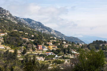 Fototapeta na wymiar Villas à flanc de montagne entre La Turbie et Beausoleil, sur les hauteurs de Monaco