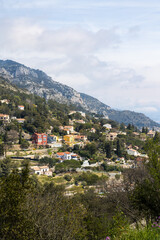 Fototapeta na wymiar Villas à flanc de montagne entre La Turbie et Beausoleil, sur les hauteurs de Monaco
