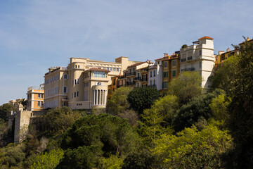 Fototapeta na wymiar Bâtiments au bord des remparts du Rocher de Monaco