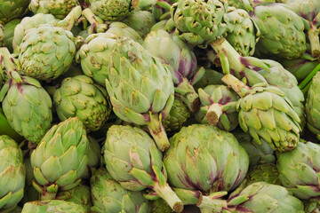 Obraz premium Background of fresh green artichoke. Organic healthy food.