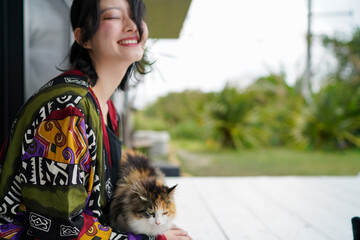 三毛猫と遊ぶアジア女性