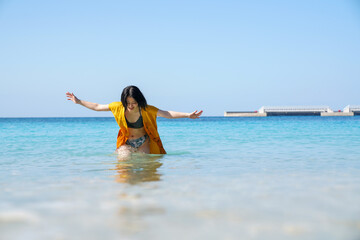 沖縄の海ではしゃぐ夏休み中の女子大生５