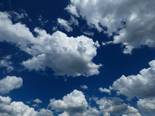 Obraz premium Fondo natural con detalle de varias nubes de color blanco sobre cielo de color azul intenso