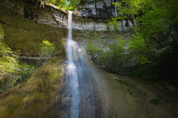 La cascade du Pain de Sucre est une imposante stalagmite de tuf de 20 mètres de haut dont la pointe est arrondie par la cascade de la Vézeronce qui l'arrose à Surjoux dans l'Ain