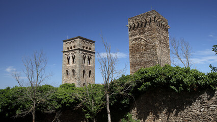 Fototapeta premium Clocher et tour de défense du monastère de San Pere de Rodes