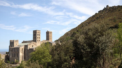 Fototapeta na wymiar Monastère de San Pere de Rodes et Chateau de Sant Salvador de Verdera sur les collines catalanes