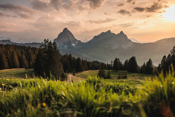 Majestätische Alpengipfel im Abendglühen: Kleiner und Großer Mythen im Sonnenuntergang