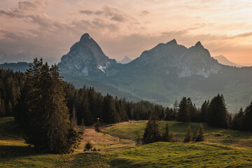 Fototapeta na wymiar Majestätische Alpengipfel im Abendglühen: Kleiner und Großer Mythen im Sonnenuntergang