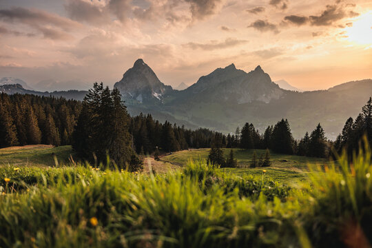 Majest&auml;tische Alpengipfel im Abendgl&uuml;hen: Kleiner und Gro&szlig;er Mythen im Sonnenuntergang