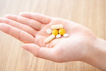 薬を持つ女性の手元