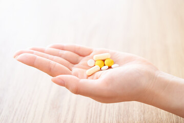 薬を持つ女性の手元