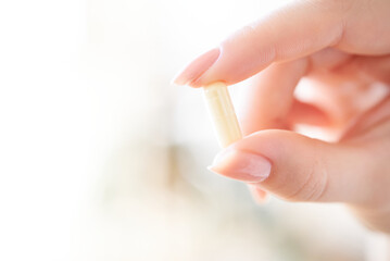薬を持つ女性の手元