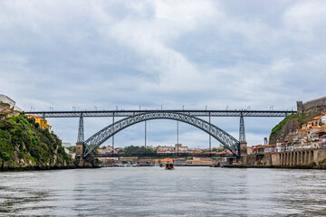 Fototapeta na wymiar Le Pont Dom-Luís I vu depuis un Rabelos à Porto