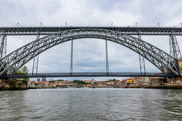 Le Pont Dom-Luís I vu depuis un Rabelos à Porto