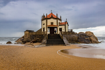 Fototapeta na wymiar La chapelle de Senhor da Pedra à Gaia près de Porto