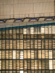 Fensterfront eines Industriegebäudes