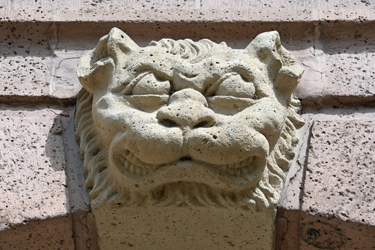 Schlussstein mit Fratzenrelief in einer historischen Fassade