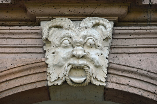 Schlussstein mit Fratzenrelief in einer historischen Fassade