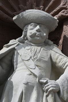 Barocke Sandsteinstatue eines uniformierten Mannes 