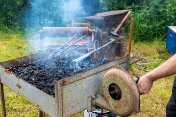 forge ancienne avec feu de charbon