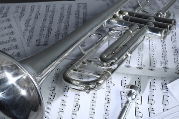 Obraz premium A view of the musical instrument which is the trumpet against the background of the sheet music