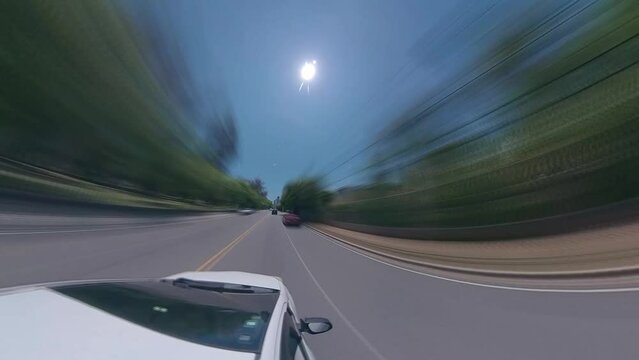 Toma rapida de un auto viajando por la calle a toda prisa, perpectiva timelapse con camara gopro