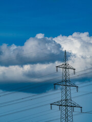 Strommasten und Wolkenhimmel
