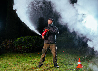 Obraz premium Young man testing fire extinguisher
