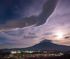 Naklejka na ściany i meble 月夜の吊るし雲と富士山