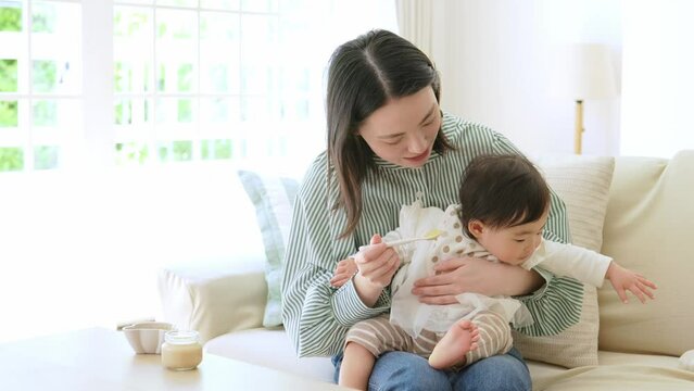 離乳食を嫌がる赤ちゃん