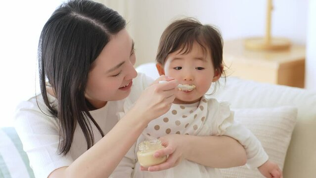 離乳食を食べる赤ちゃん