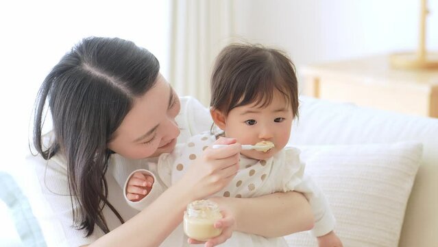 離乳食を食べる赤ちゃん