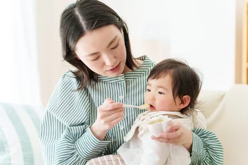 Fotobehang 離乳食を食べる赤ちゃん © taka