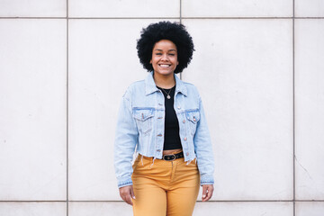 portrait of afro dominican woman, casualwear, smile to the camera