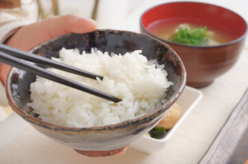 ご飯を食べる女性