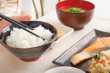 和食の食事をする女性