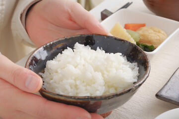 ご飯を食べる女性